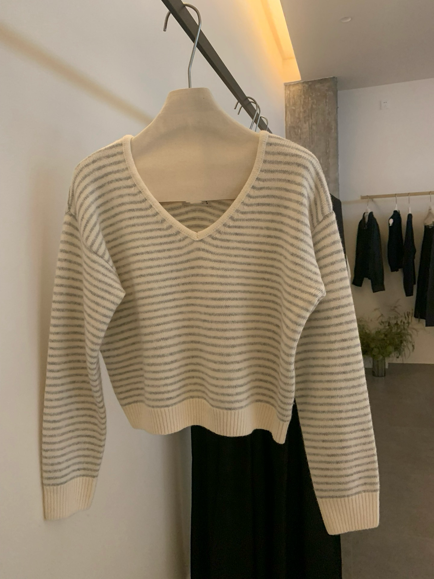 // 超軟糯氛圍感V領幼間條NT