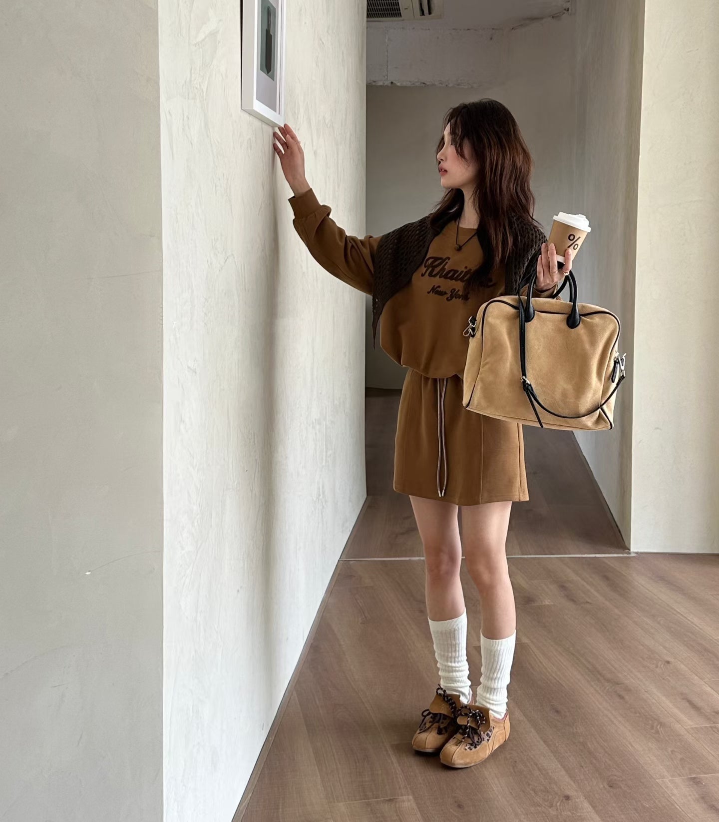 // 超美刺繡字衛衣+抽繩短裙兩件套(連針織披肩)￼