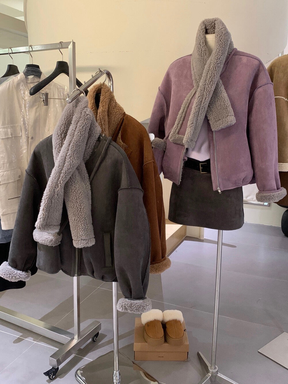 // 皮毛一體圓領拉鏈外套(連頸巾+袋仔)