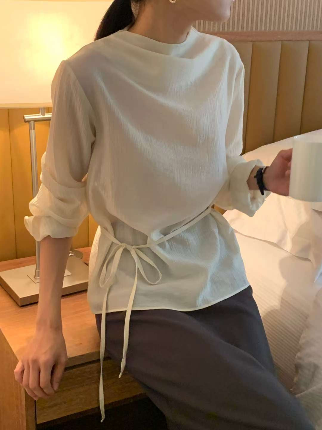 // 自帶肌理感後鈕扣小立領綁腰BL