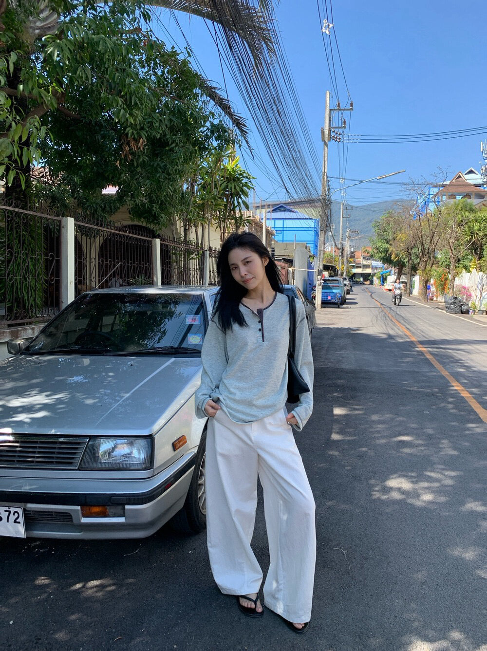 // 撞色及邊縫線亨利領TEE