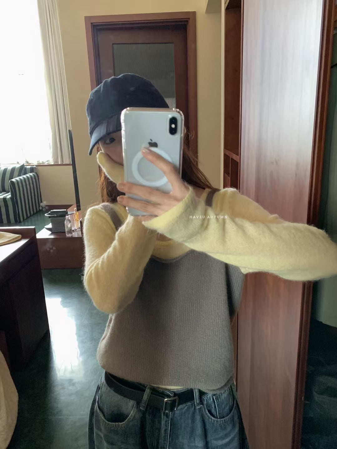 // 袖口小開叉薄款羊駝毛針織上衣