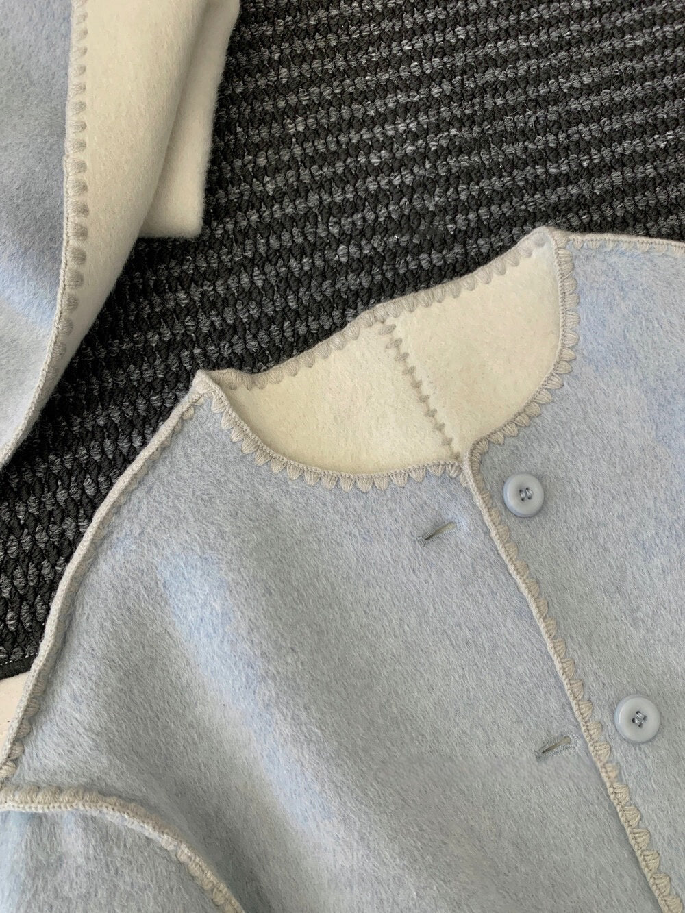 // 可雙面穿撞色縫邊70%羊毛外套(連頸巾)