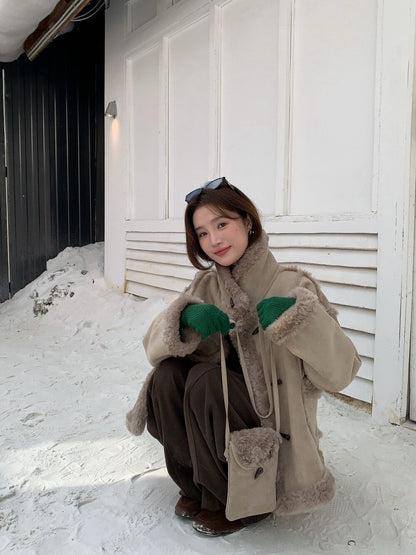 // 皮毛一體麂皮絨牛角鈕外套(連袋仔)