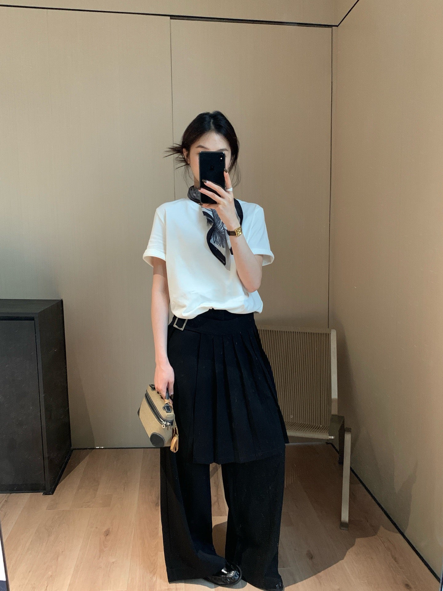 // 後字母拼色正面素色TEE