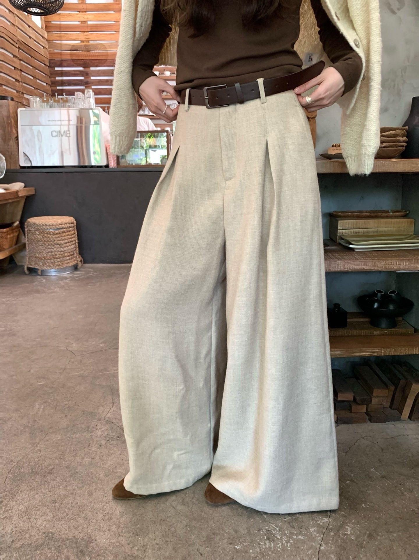 // 壓褶薄毛呢料闊腳西褲(連腰帶)