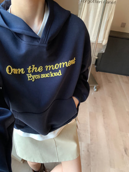 // 復古感植絨字連帽衛衣