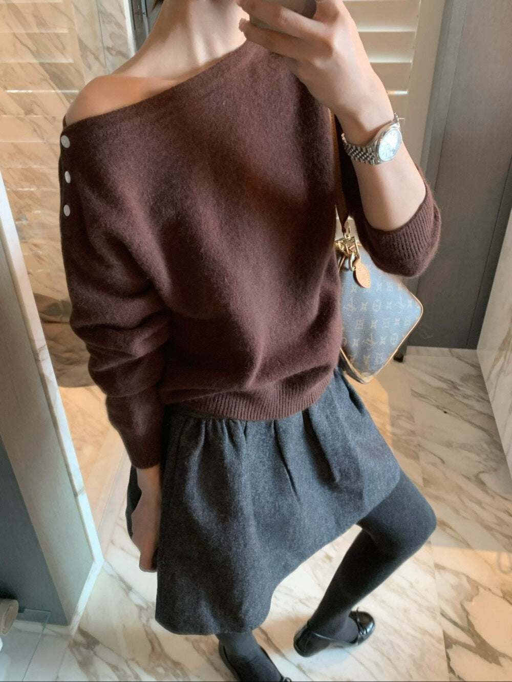 // 50%alpaca鈕扣設計斜領露肩NT