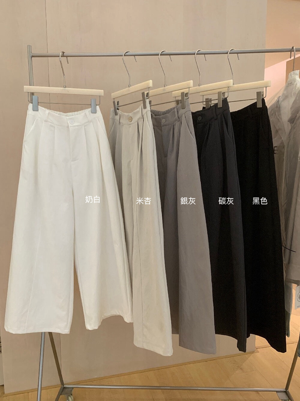 // 肌理感壓褶直腳休閒褲