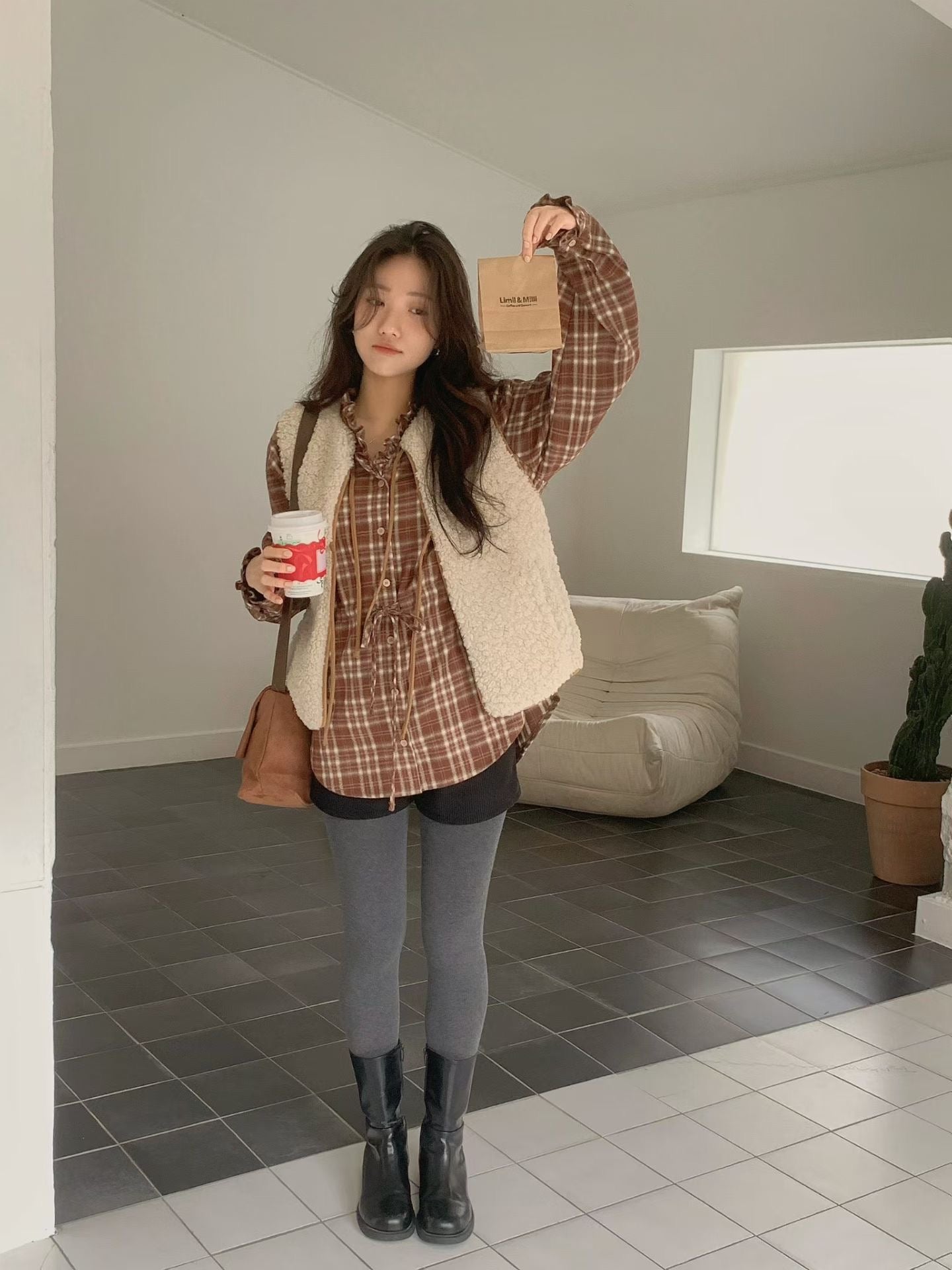 // 拼皮包邊綁結羊羔毛背心