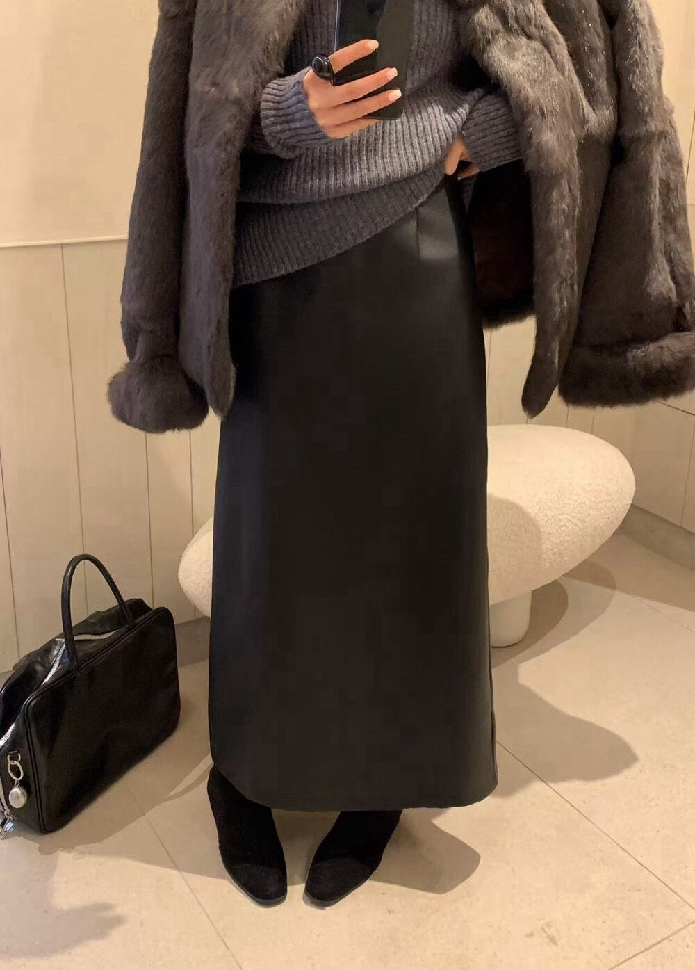 // 啞光質感絨底後開叉皮裙