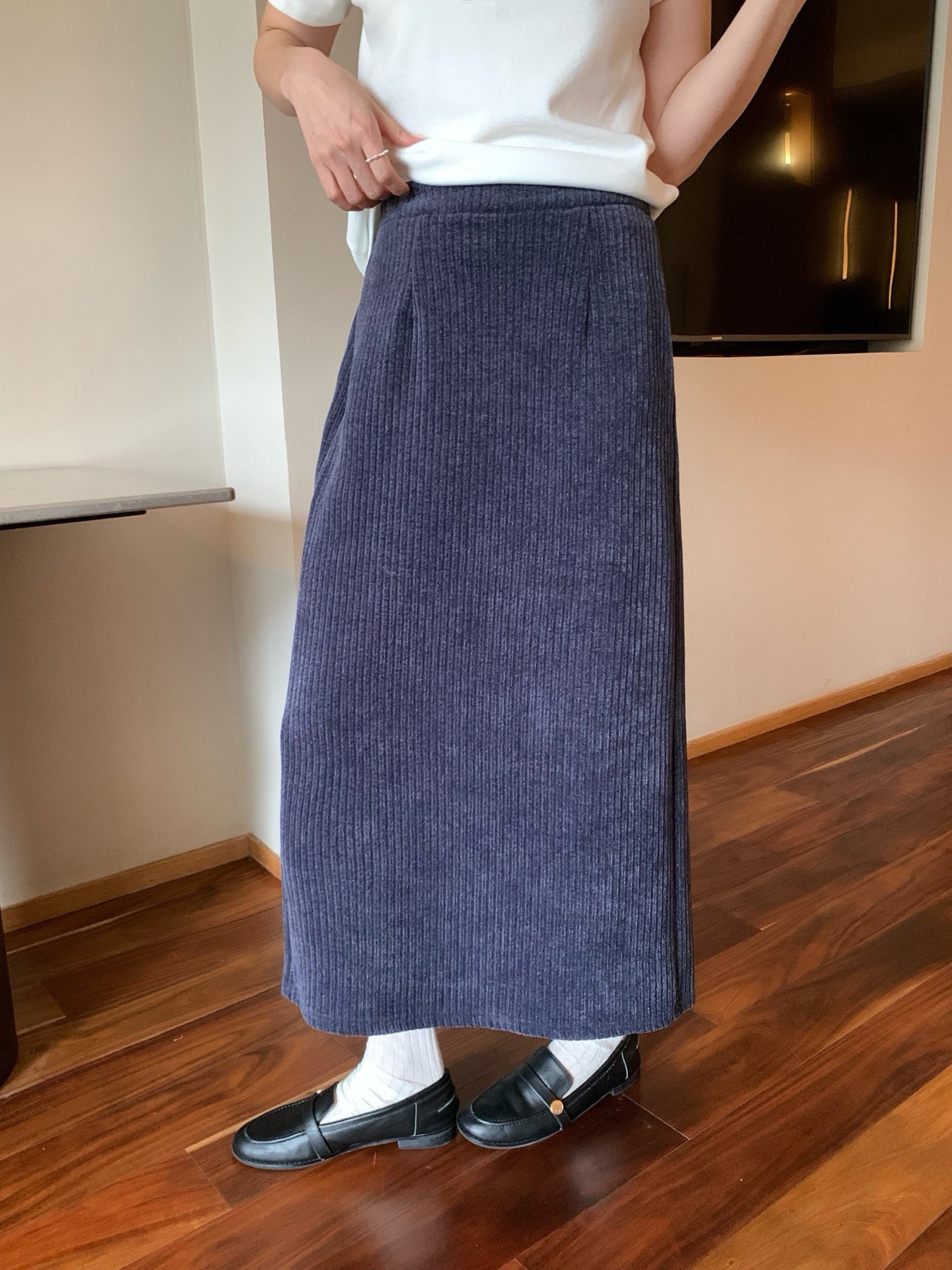 // 復古簡約直紋燈芯絨後開叉中裙