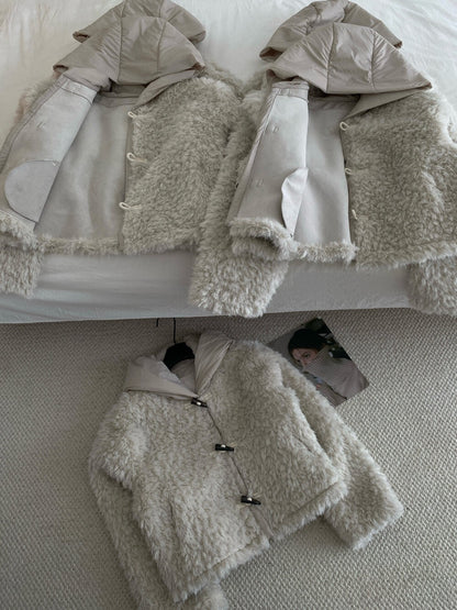 // 手感超好皮毛一體連夾棉帽牛角鈕外套