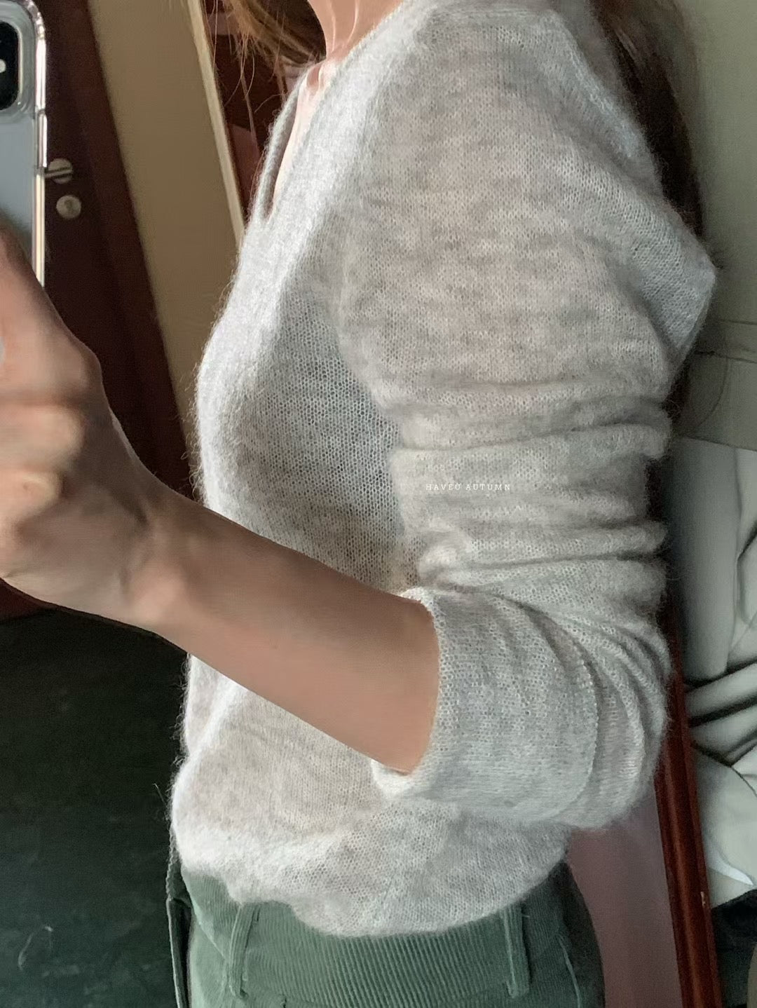 // 袖口小開叉薄款羊駝毛針織上衣