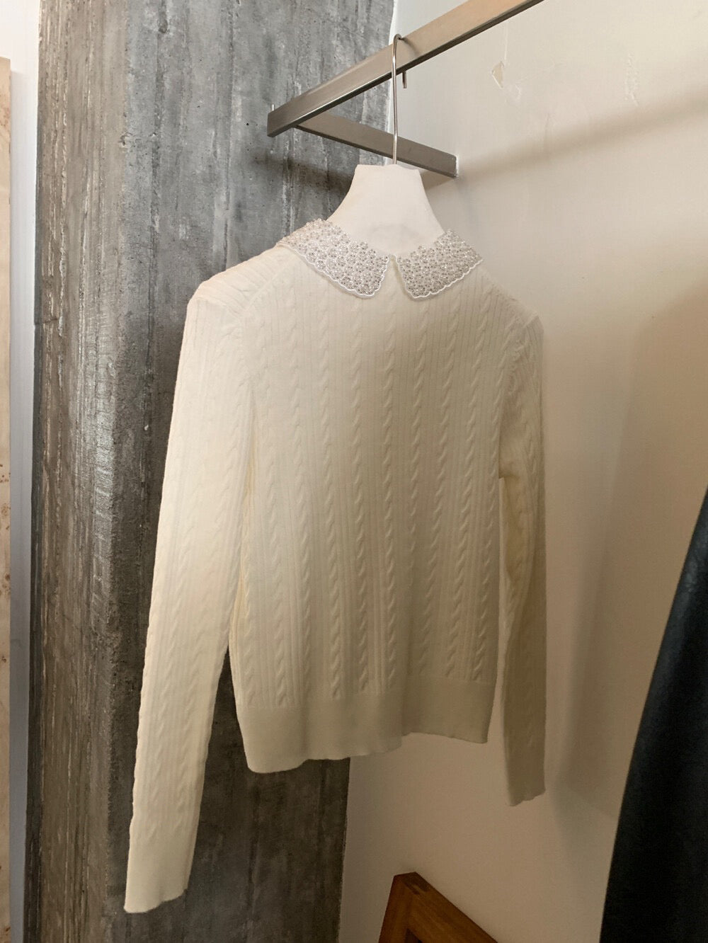 // 33%羊毛重工珍珠領麻花NT