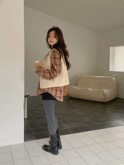 // 拼皮包邊綁結羊羔毛背心