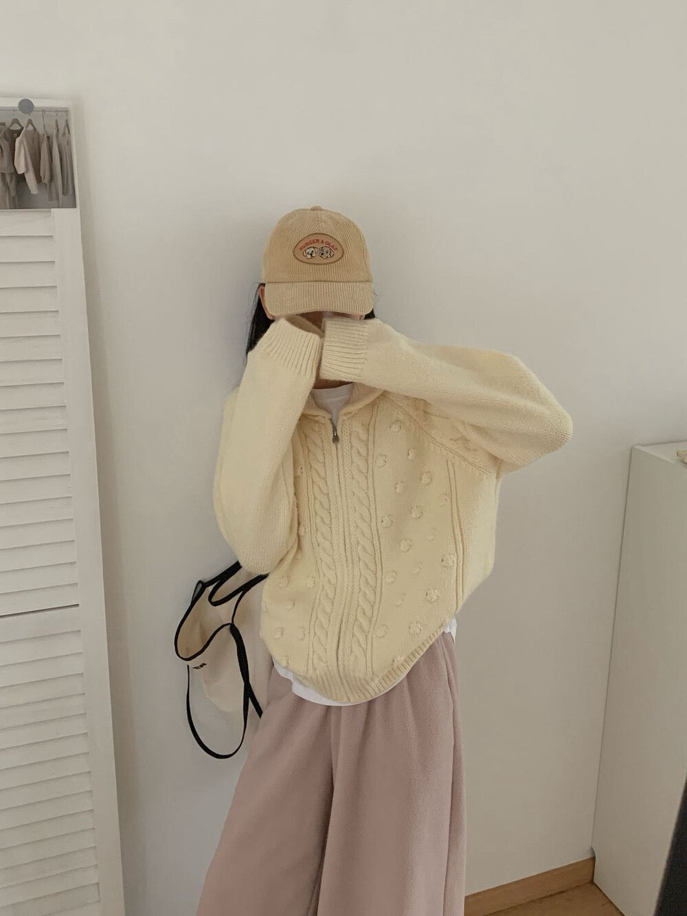 // 立體點點麻花圓翻領拉鍊CD