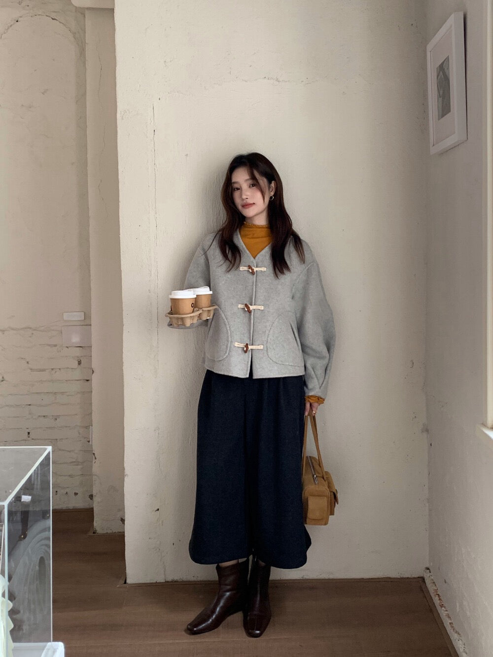 // 100%羊毛V領牛角鈕雙面手工外套