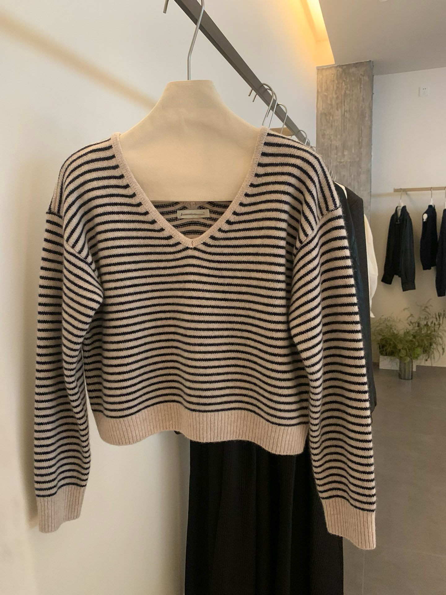 // 超軟糯氛圍感V領幼間條NT