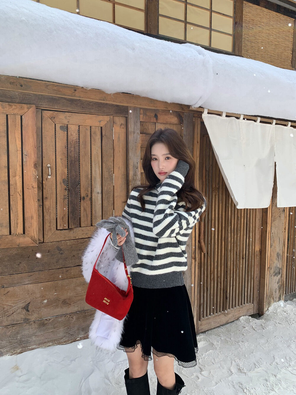 // 牛角鈕翻領設計間條NT