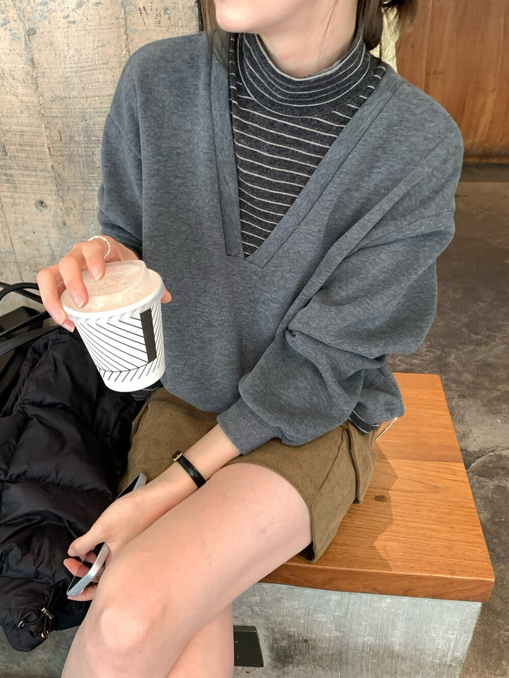 // 間條半領假兩件拼接V領衛衣