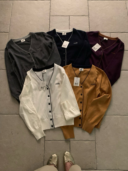 // 撞色邊小刺繡字V領CD