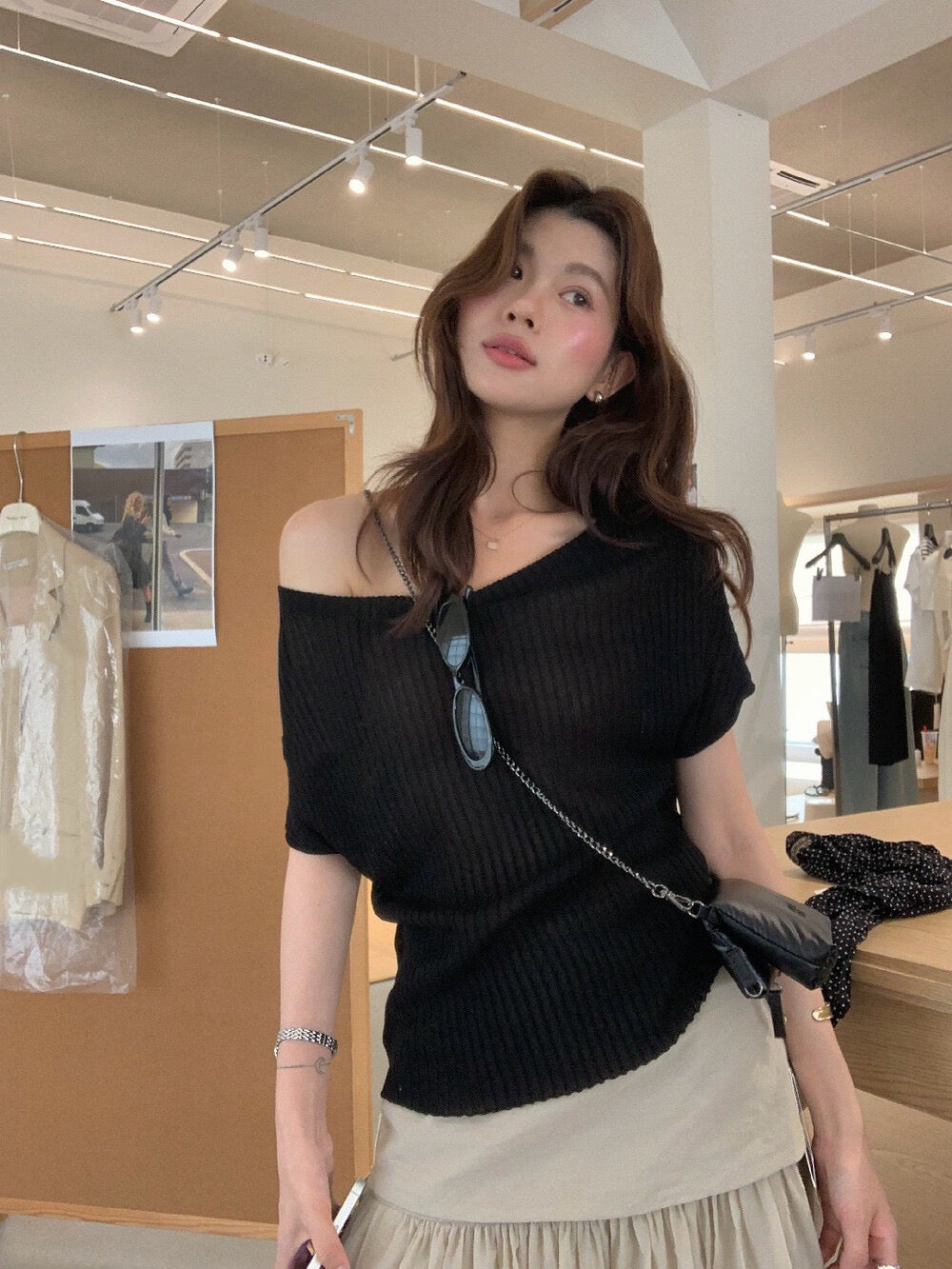// 直坑紋斜肩麻質針織上衣