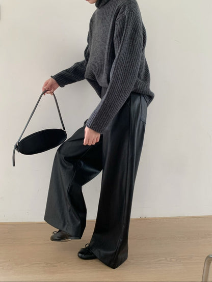 // 造型感絨底直腳皮褲