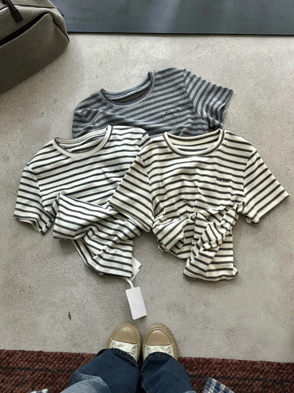 B53 / 小刺繡字日常簡約間條TEE