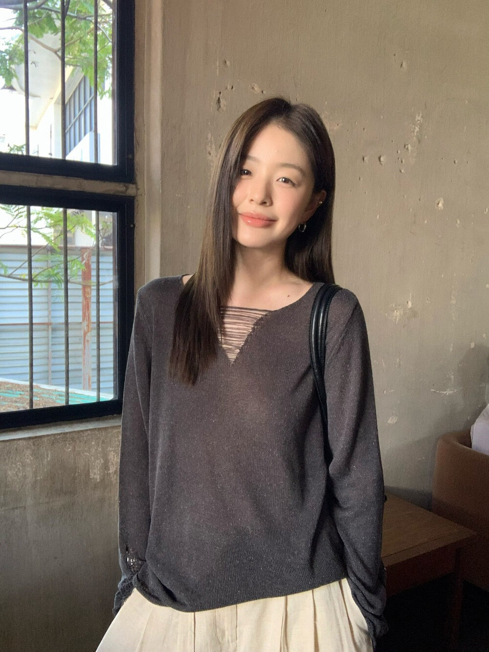 // 慵懶感V領微喇叭袖針織上衣