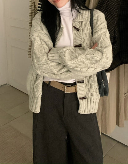 // 麻花牛角鈕坑紋翻領CD