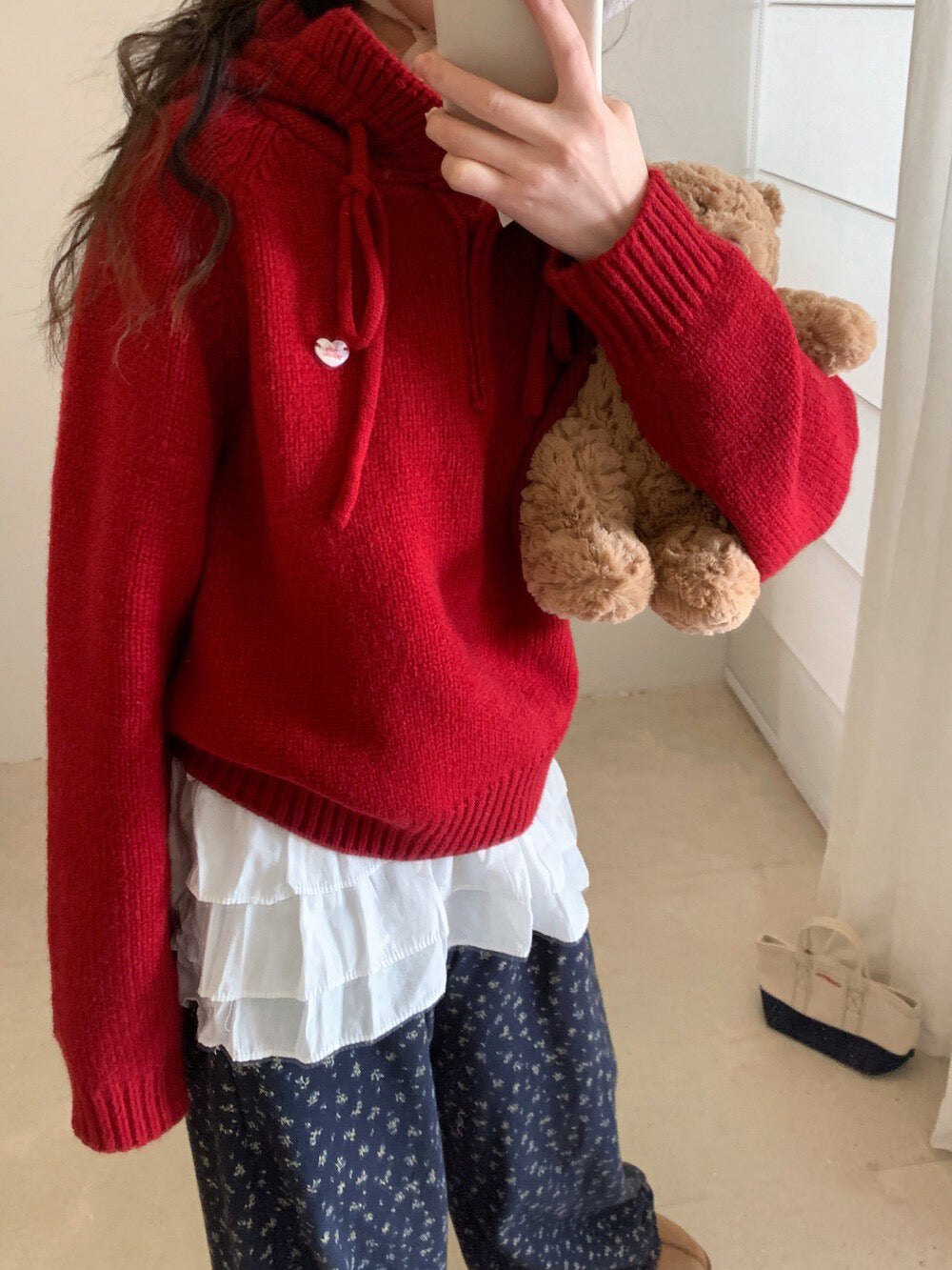 // 精緻花邊帽心心金屬貼牌毛衣