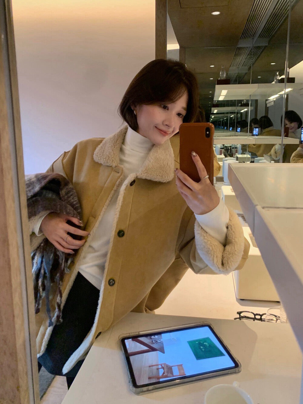 // 可雙面穿皮毛一體翻領中長外套