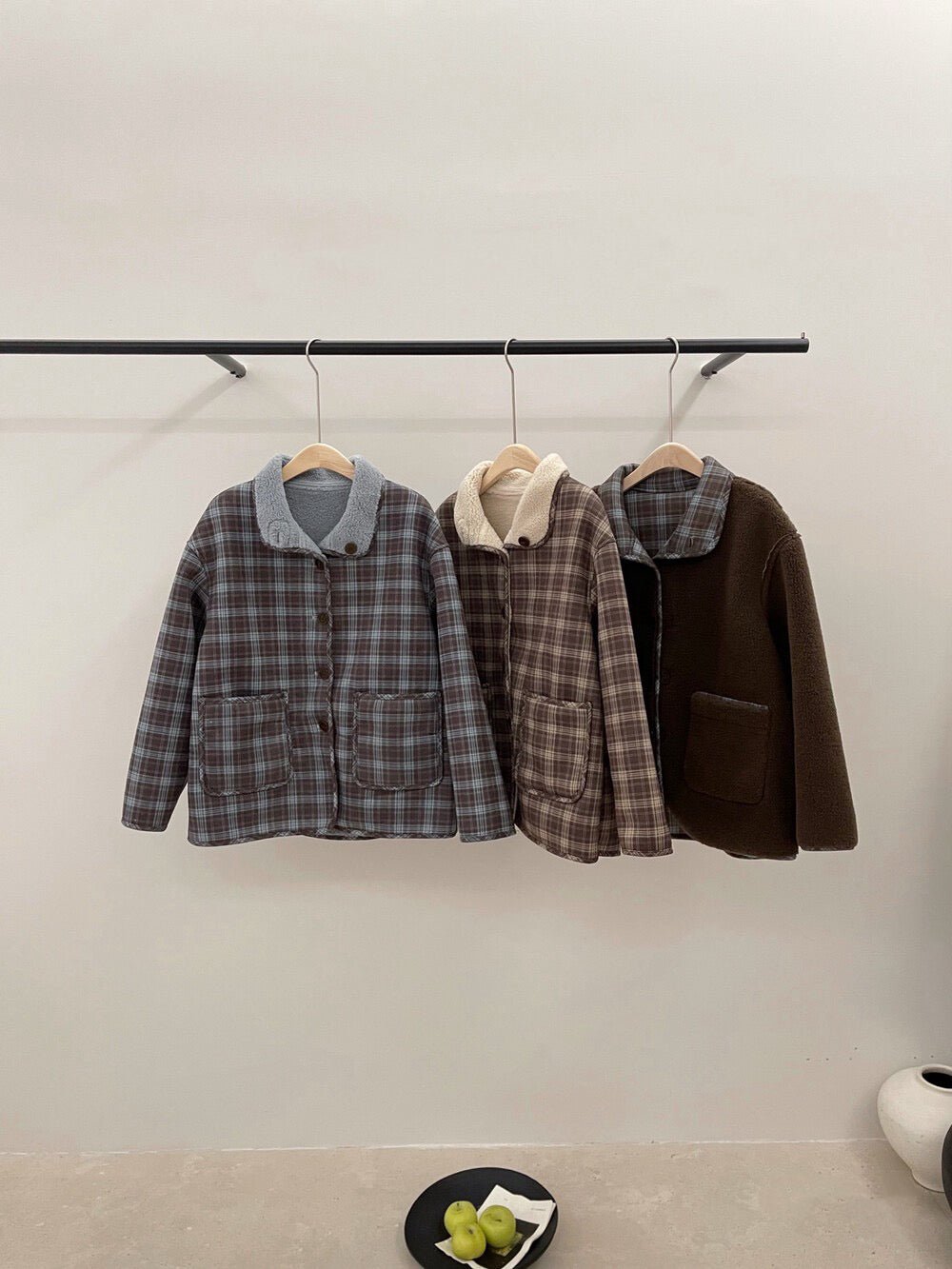 // 可雙面穿羊羔毛拼格紋外套