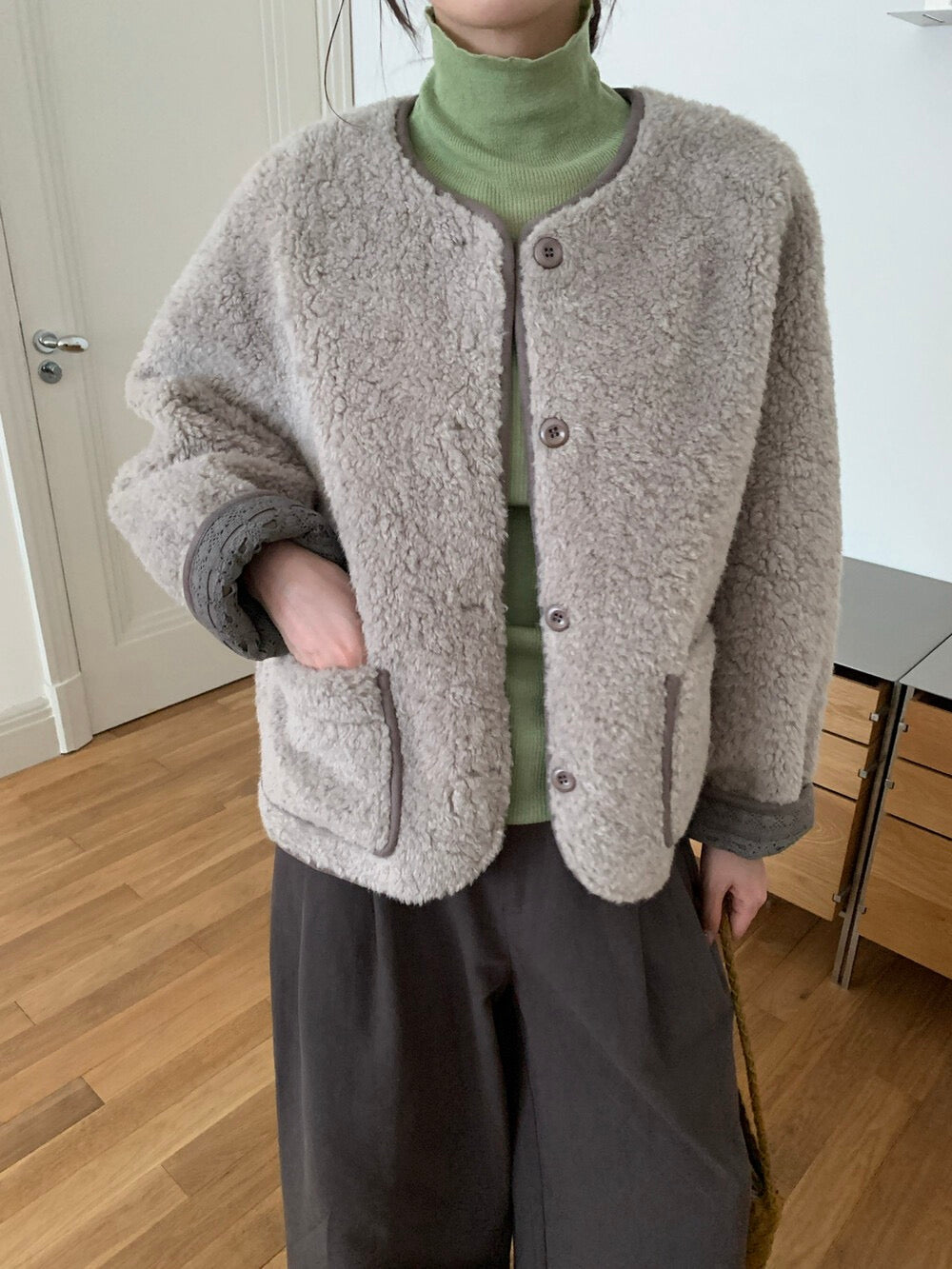 // 袖口翻邊拼lace包邊毛毛外套