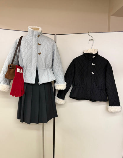 // 毛毛邊可抽繩腰牛角鈕菱格夾棉短外套