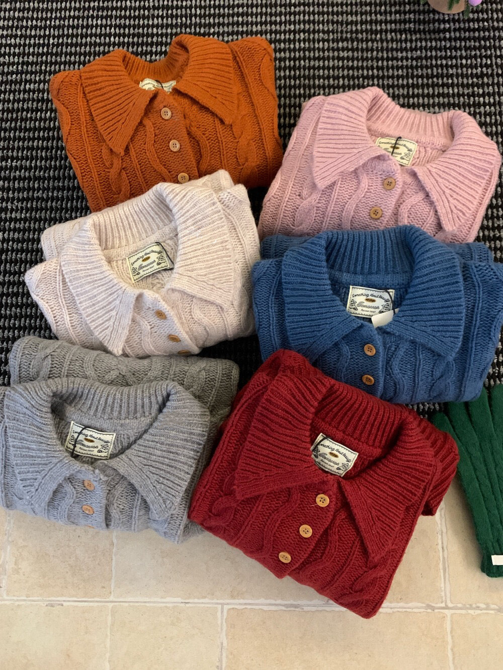 // 100%羊毛鈕扣翻領麻花毛衣