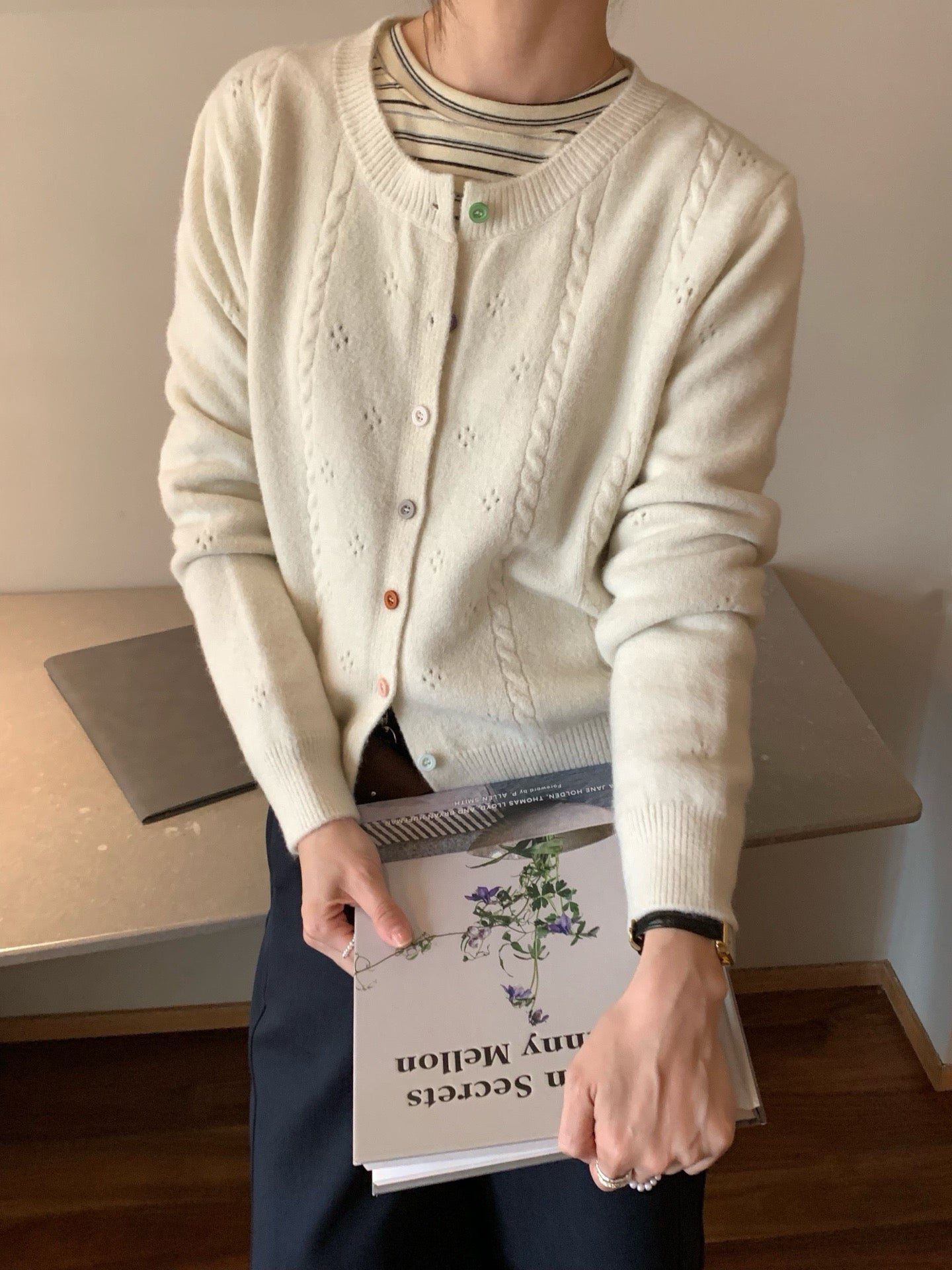 // 彩色鈕扣鏤空軟糯CD