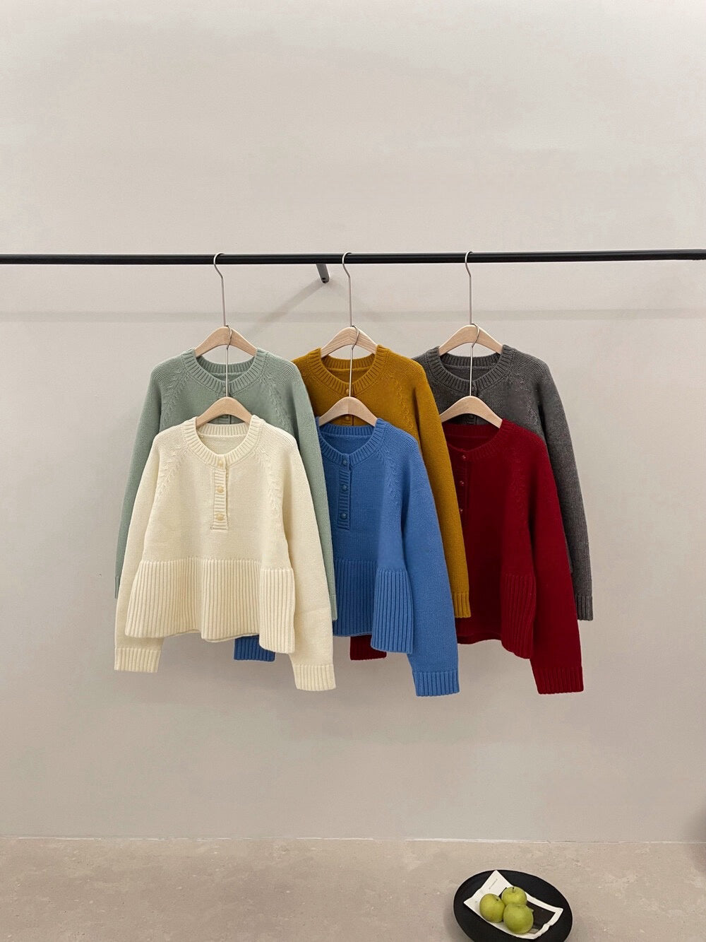 // 法式甜美直坑紋衣擺半鈕扣毛衣