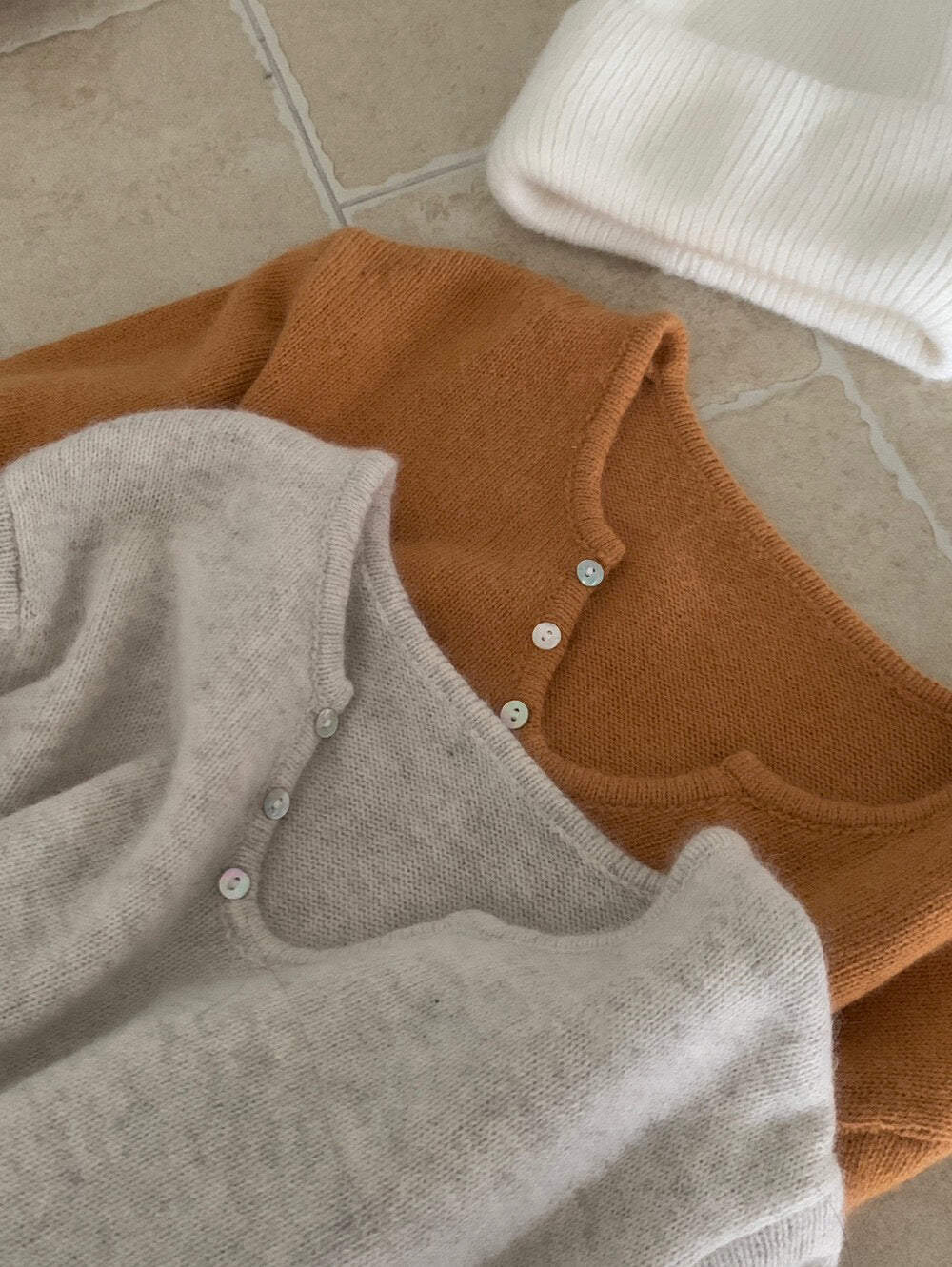 // 50%raccoon+30%cashmere超親膚小V領鈕扣NT