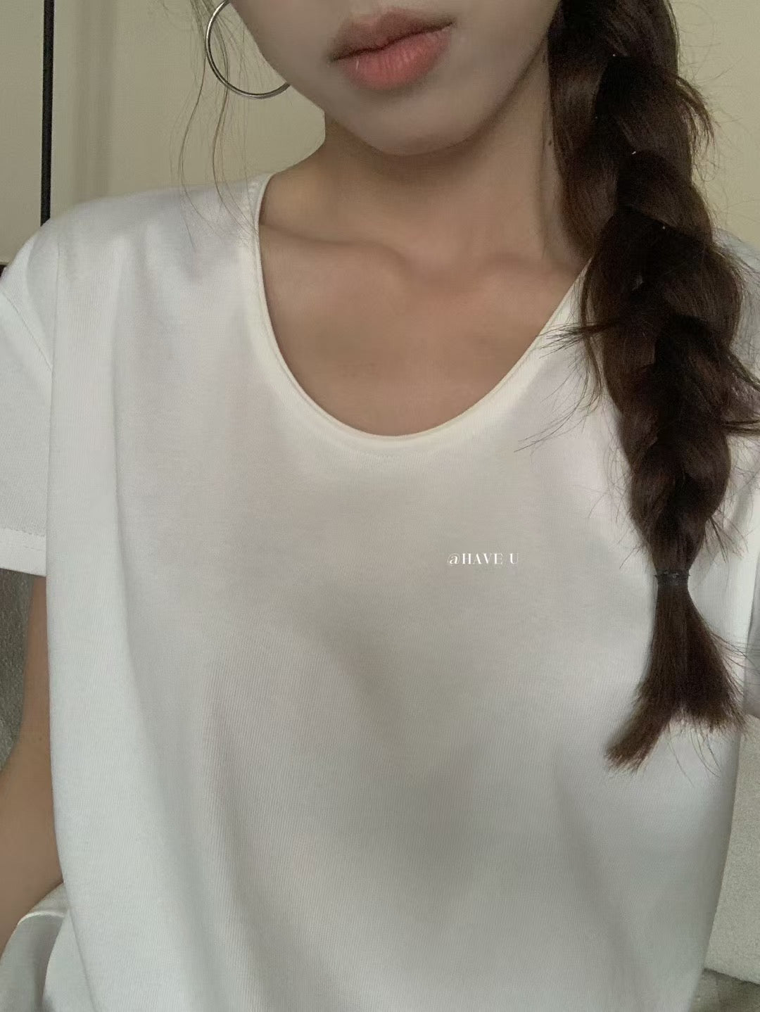 // 基礎U型領口TEE