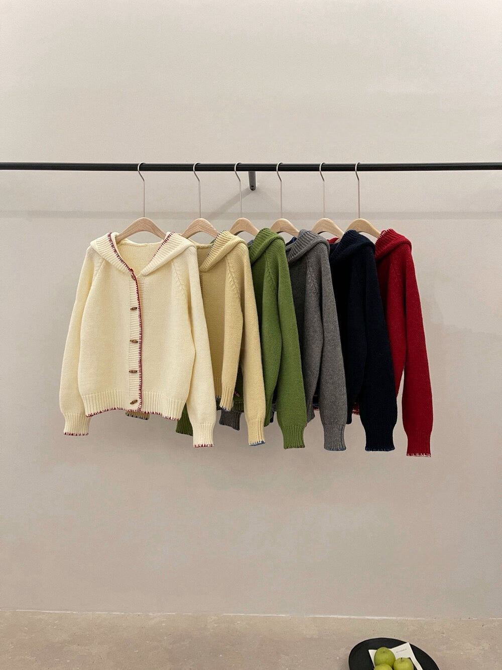 // 設計感撞色縫線包邊牛角鈕連帽CD