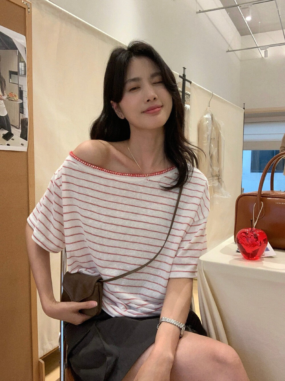 // 撞色鎖邊縫線斜領間條TEE