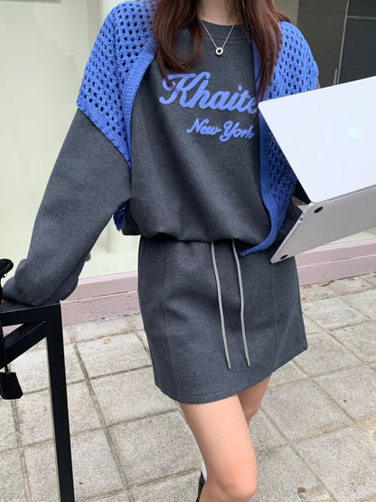 // 超美刺繡字衛衣+抽繩短裙兩件套(連針織披肩)￼