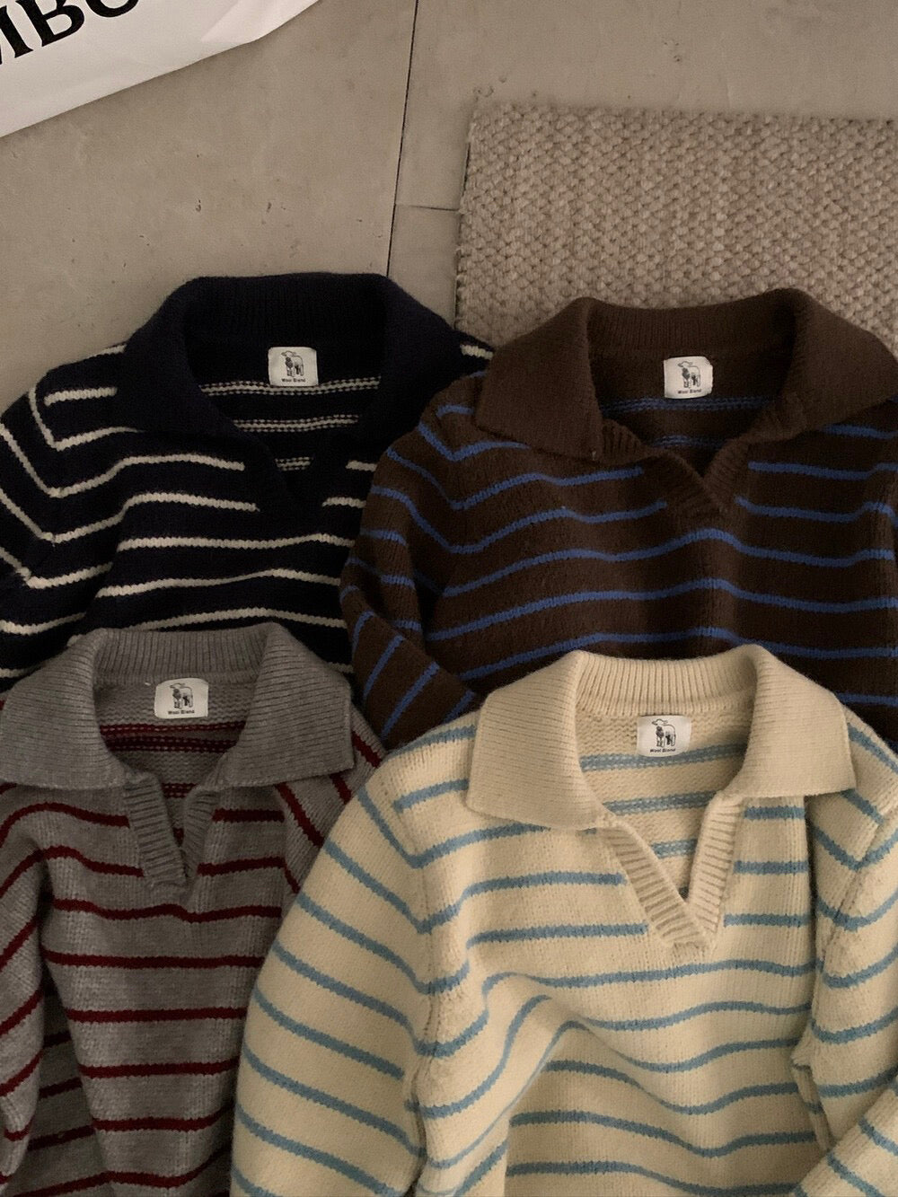 // 復古配色小V翻領間條毛衣