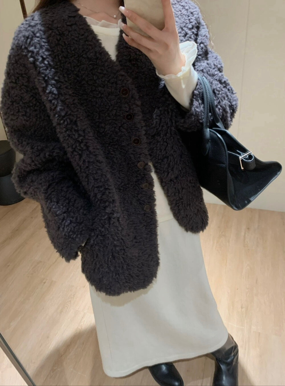 // 經典V領毛毛外套