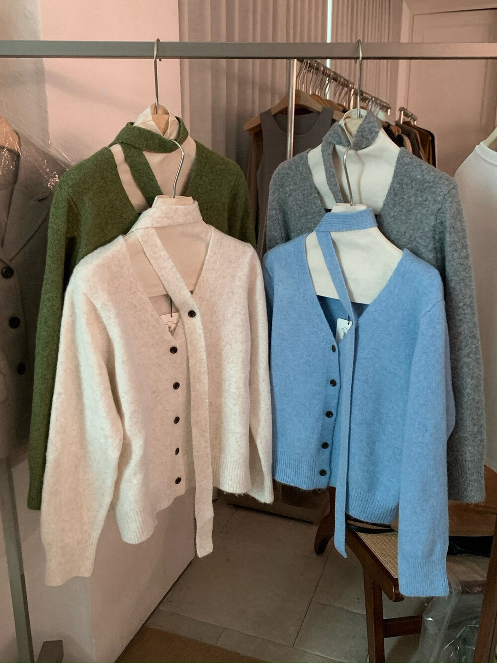 // 連領帶5%wool v領排扣CD