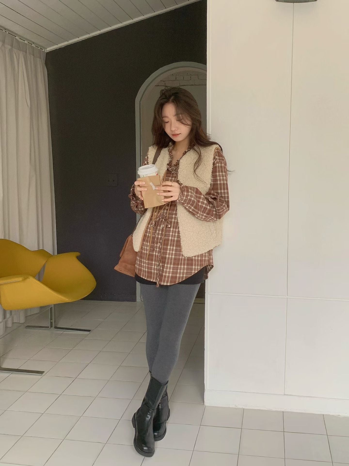 // 拼皮包邊綁結羊羔毛背心