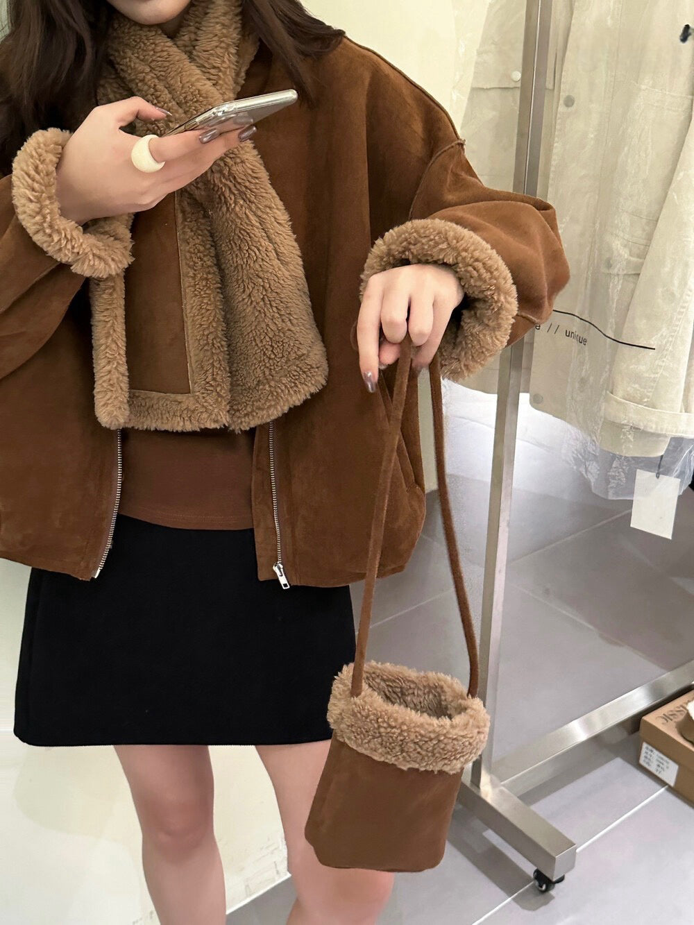 // 皮毛一體圓領拉鏈外套(連頸巾+袋仔)