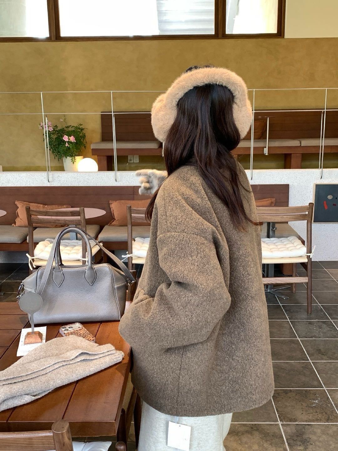 // 寬鬆版型夾棉V領毛呢外套